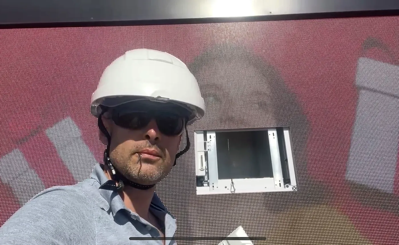 Électricien Theix-Elec équipé pour une intervention sur chantier tertiaire